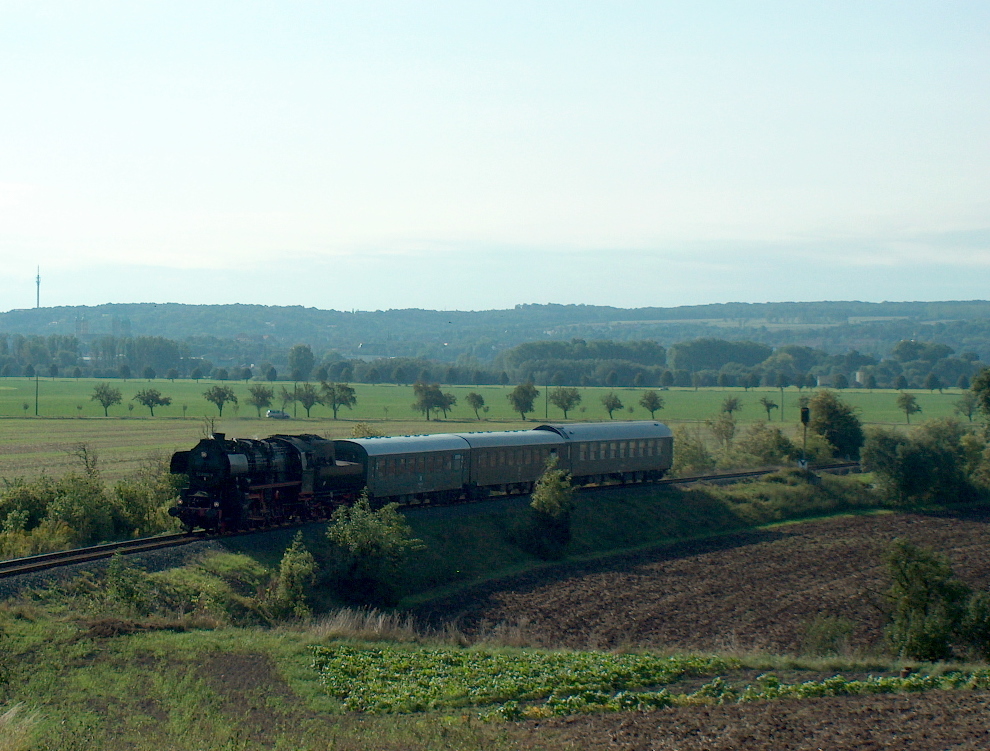 EMBB 52 8154-8 mit dem Winzerfestsonderzug DPE 84193 von Leipzig-Plagwitz nach Freyburg, am 13.09.2008 bei Kleinjena.