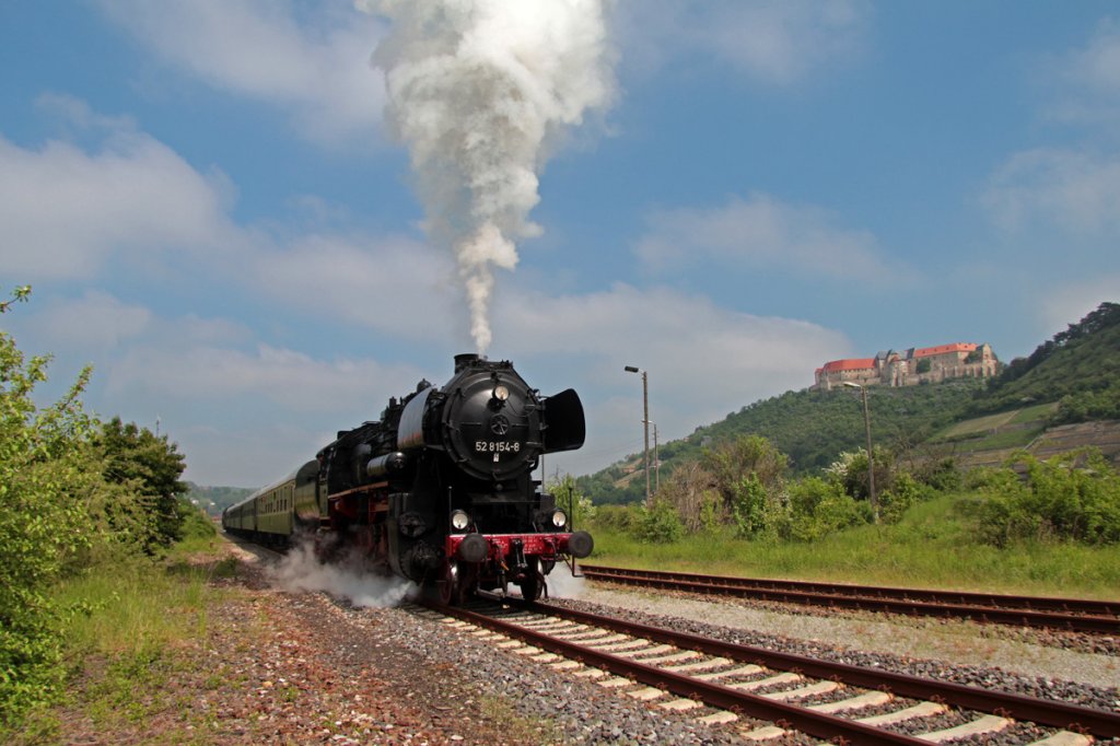 EMBB 52 8154-8 mit dem Sonderzug DPE 37691 nach Camburg zur Drehfahrt, am 19.05.2013 bei der Ausfahrt aus dem ehem. Freyburger Bahnhof. (Foto: Ren� Richter)