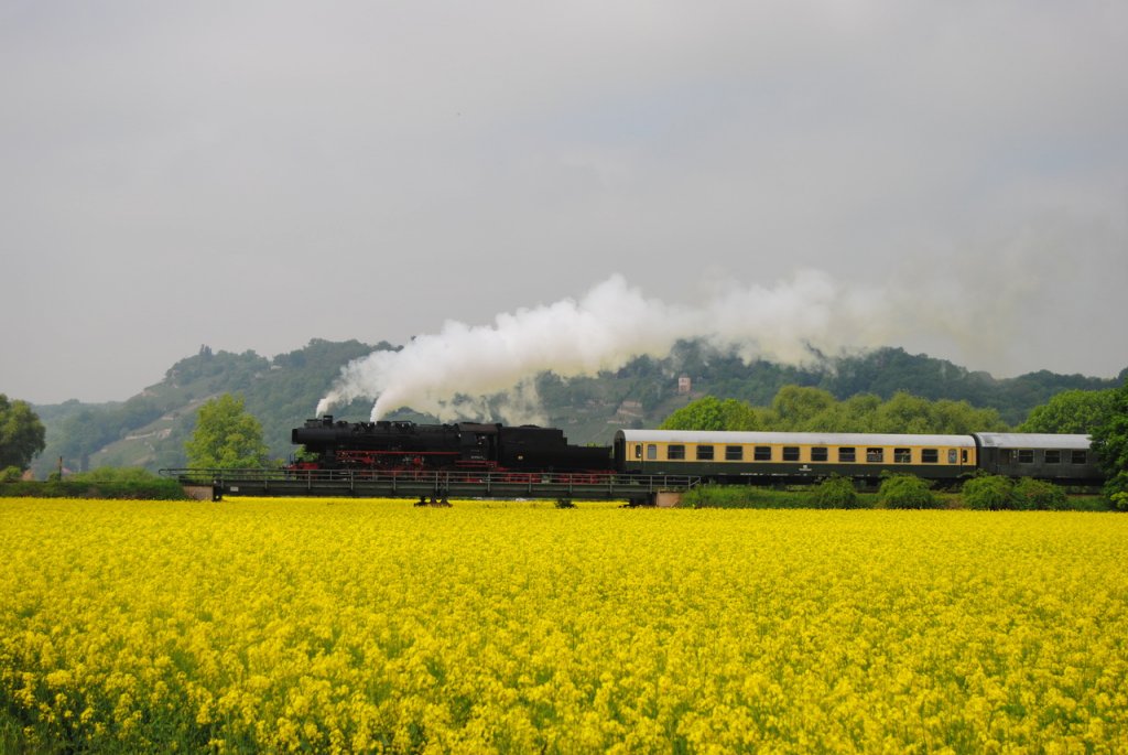 EMBB 52 8154-8 mit dem DPE 37691 von Freyburg nach Camburg, am 19.05.2013 bei Ro�bach. (Foto: dampflok015)