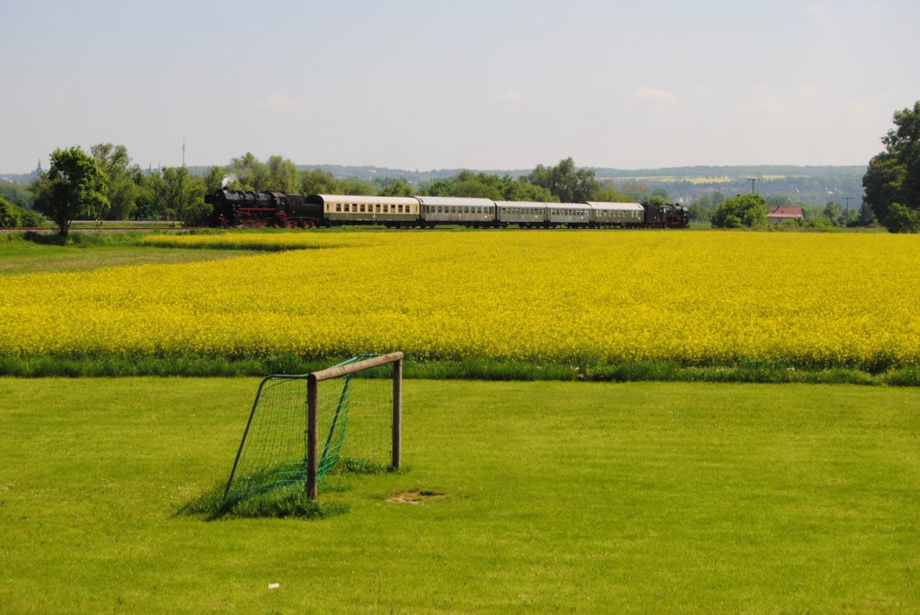 EMBB 52 8154-8 mit dem DPE 37692 von Camburg nach Freyburg, am 19.05.2013 bei Kleinjena. (Foto: dampflok015)