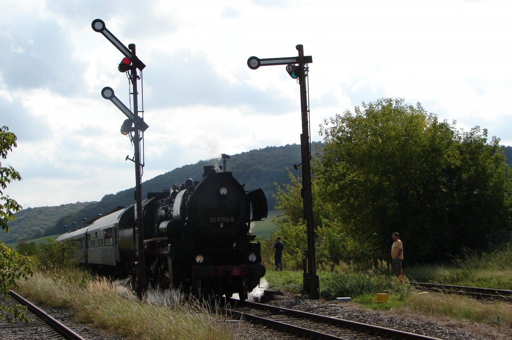EMBB 52 8154-8 mit dem DPE 38995 von Leipzig-Plagwitz nach Karsdorf, bei der Ausfahrt in Laucha; 12.09.2009 (Foto: Dieter Thomas)