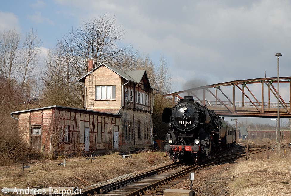 EMBB 52 8154-8 mit einem Sonderzug auf der Burgenlandrunde von Leipzig-Plagwitz �ber Wei�enfels und Zeitz zur�ck nach Leipzig, hier bei der Durchfahrt in Deuben; 20.03.2011 (Foto: Andreas Leipoldt)