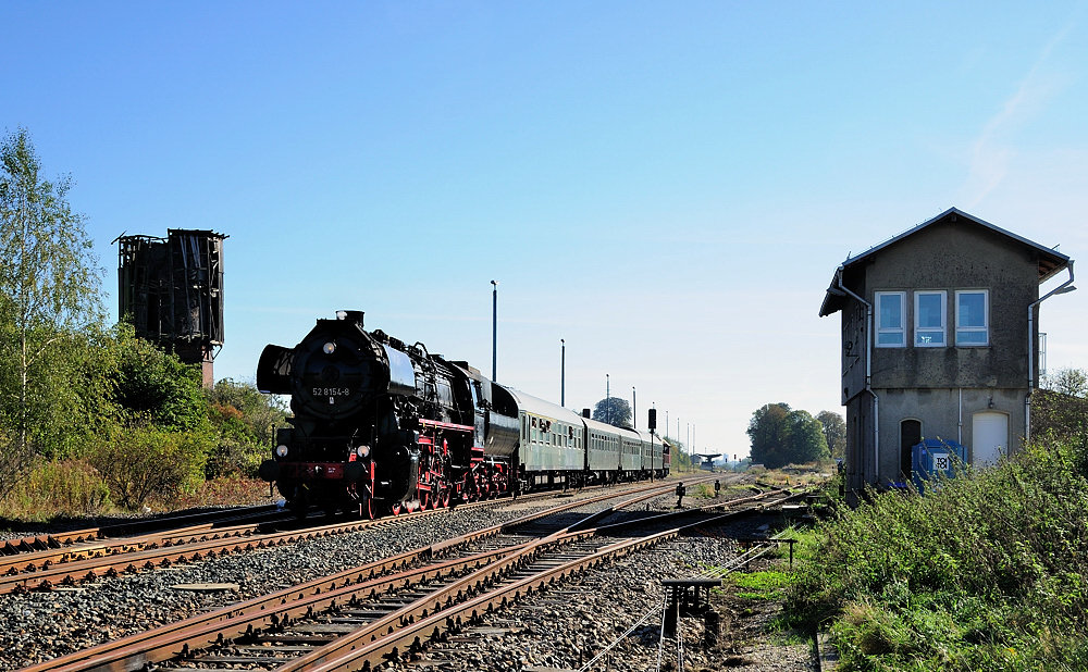 EMBB 52 8154-8 und die Railsystems RP 107 018-4 mit einem Sonderzug des Eisenbahnmuseums in Leipzig-Plagwitz auf der  Herbst Burgenlandrunde  von Leipzig �ber Zeitz, Wei�enfels, Halle und Delitzsch zur�ck nach Leipzig, in Teuchern; 16.10.2011 (Foto: Hans-J�rgen Warg) 