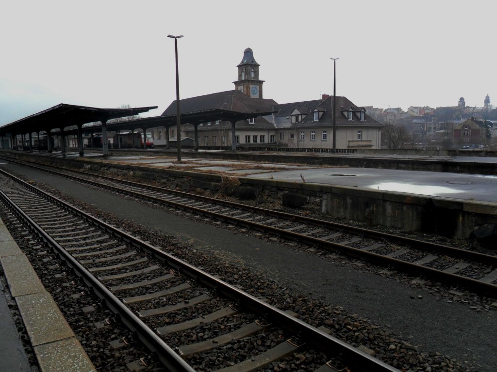 Empfangsgeb�ude mit Bahnsteig 1 und 2 in Zeitz. So tr�b das Bild, so tr�b sind auch die Aussichten f�r die Bahnsteige 1 und 2. Laut einer Pressemeldung sollen die 2 Bahnsteige r�ckgebaut werden. Das sch�ne Empfangsgeb�ude soll aber nicht betroffen sein; 25.01.2012
