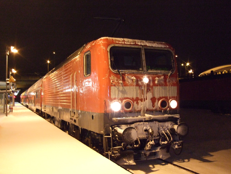 Endlich ist 143 852-2 wieder zurck in Rostock nach den Einstzen zwischen Dresden und Cottbus sowie Leipzig-Cottbus fuhr Sie wieder mit ihrer S1 von Rostock Hbf Richtung Warnemnde hier kurz nach der Ankunft im Haltepunkt Rostock-Ltten Klein.(03.12.10)