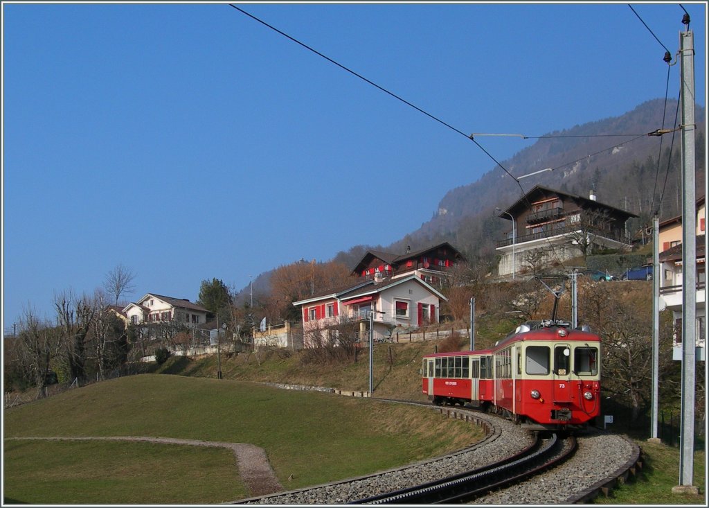 Endlich wieder mal ein Bild ohne Schnee: Ein CEV Regionalzug auf der Fahrt Richtung Les Pleiades hat gerade Blonay verlassen. 
3. Mrz 2013