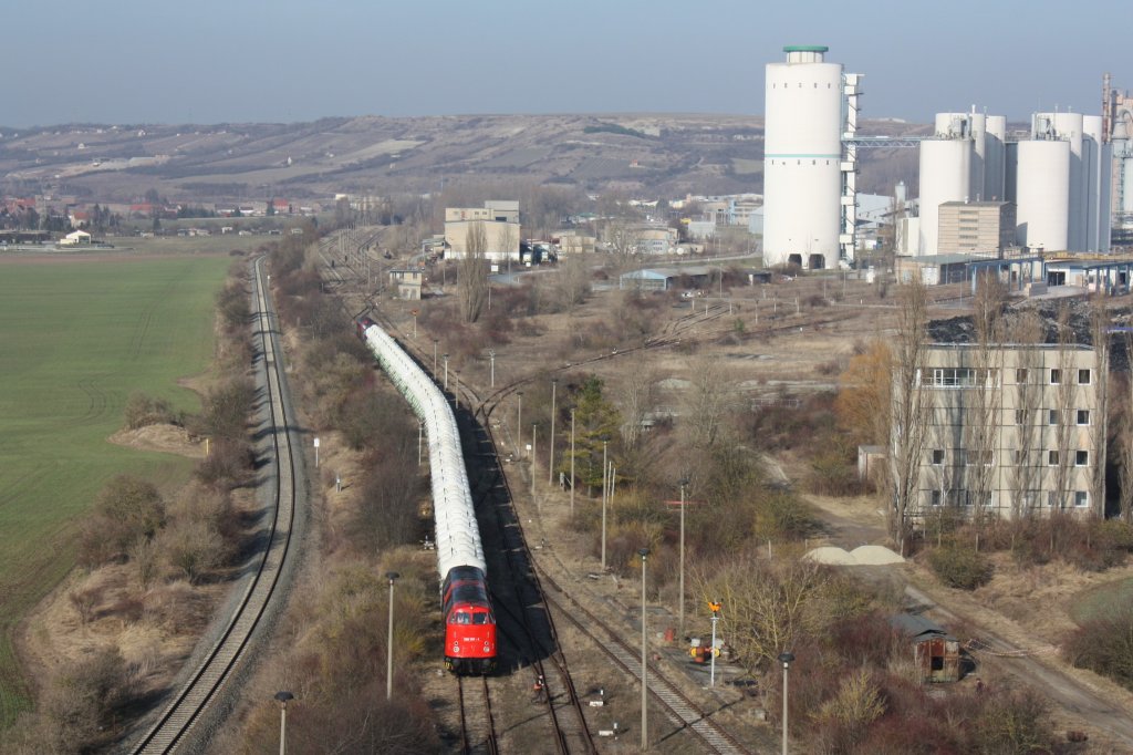 Erfurter Bahnservice 228 757-1 (92 80 1228 757-1 D-EBS) mit einem Zementleerzug aus Č��kovice bei der Einfahrt in den Rangierbahnhof Karsdorf. Am Ende des Zuges h�ngen die EBS MY 1131 und die RBH 115; 17.02.2011 (Foto: Erfurter Bahnservice GmbH)