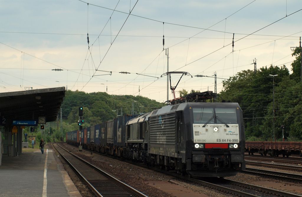 ERS 189 090  ES 64 F4-990  rollte mit 266 117 im Schlepp und einem Gterzug durch den Bahnhof Kln West am 16.7.11.