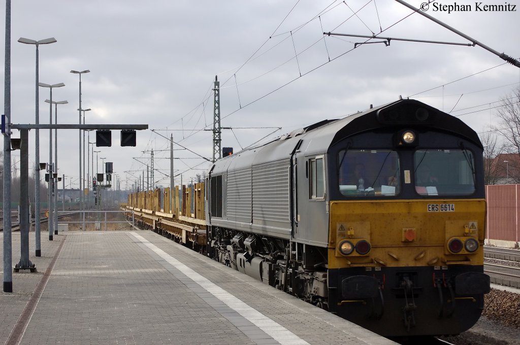 ERS 6614 (266 113-0) von der MRCE im Dienst fr die ERS Railways GmbH mit einem Wiebe Bauzug in Rathenow in Richtung Wustermark unterwegs. 05.03.2011