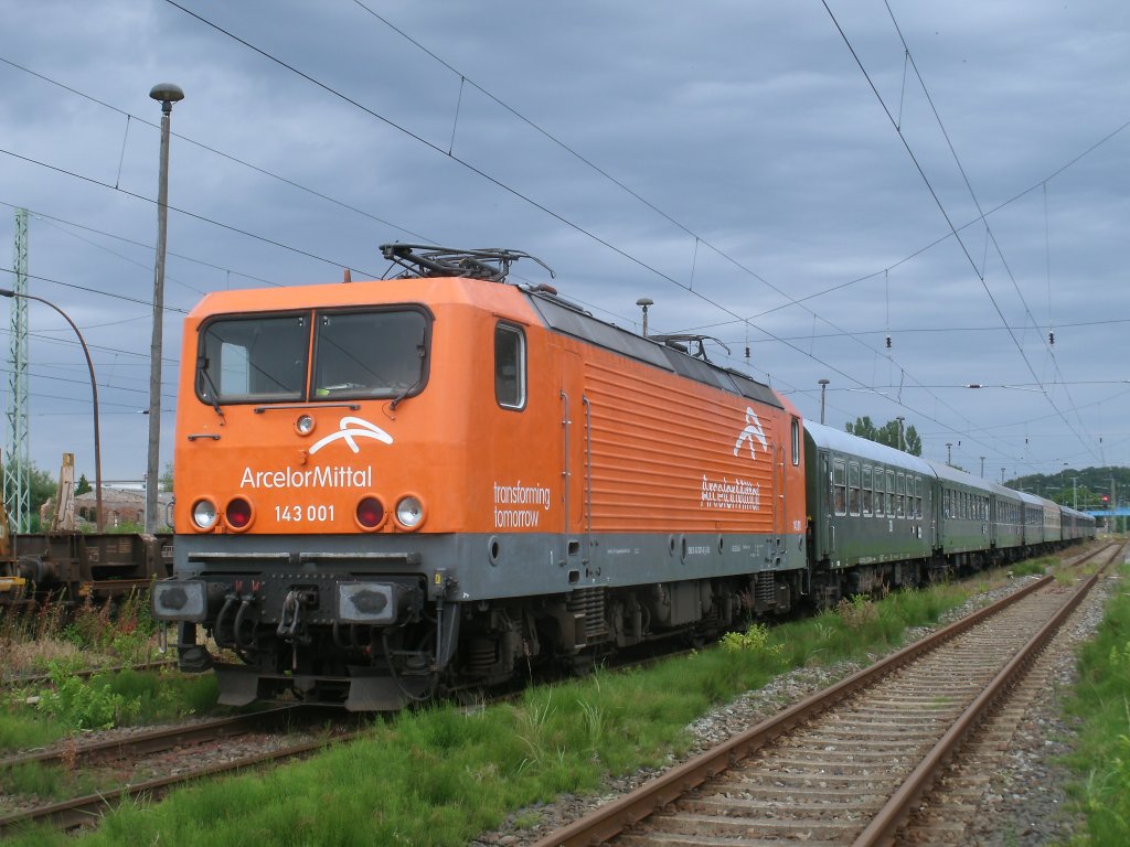 Erst um 0:15 Uhr war,am 09.Juli 2011,die Abfahrzeit in Bergen/Rgen fr die Rckfahrt nach Cottbus fr 143 001.Am Nachmittag kam der Leerpark von Binz nach Bergen/Rgen