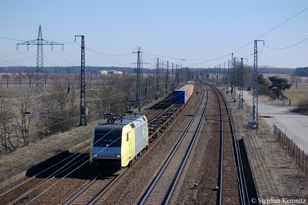 ES 64 F - 902 (152 902-3) von der ITL mit einem Containerzug in Saarmund. 08.03.2011