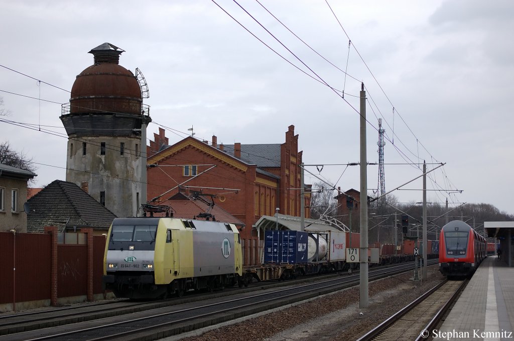 ES 64 F - 902 (152 902-3) mit einem Containerzug in Rathenow in Richtung Stendal unterwegs. 10.03.2011