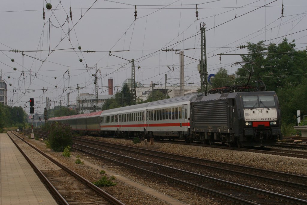 ES 64 F4-010 mit einem IC in Mnchen Heimeranplatz am 14.08.2010