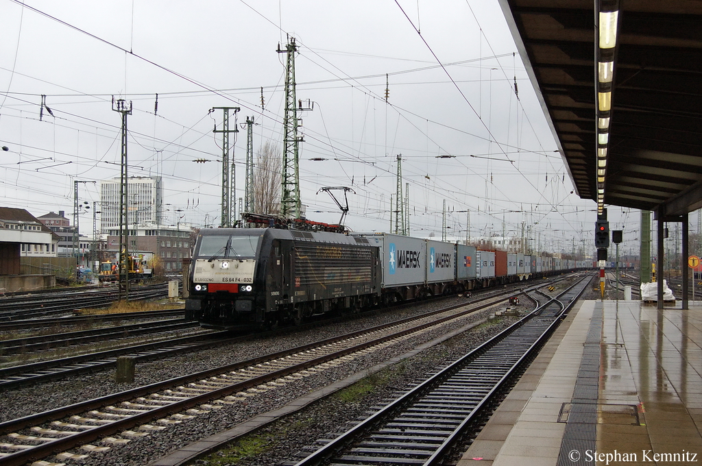 ES 64 F4 - 032 (189 932-7) MRCE Dispolok GmbH fr boxXpress.de GmbH mit einem Containerzug am Bremer Hbf. 06.12.2011