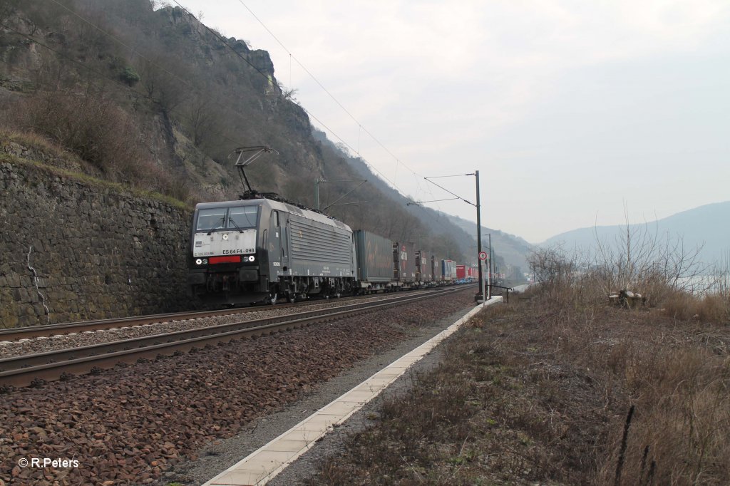 ES 64 F4 098 mit dem Wechselpritschen Gruber bei Assmannshausen. 08.03.13