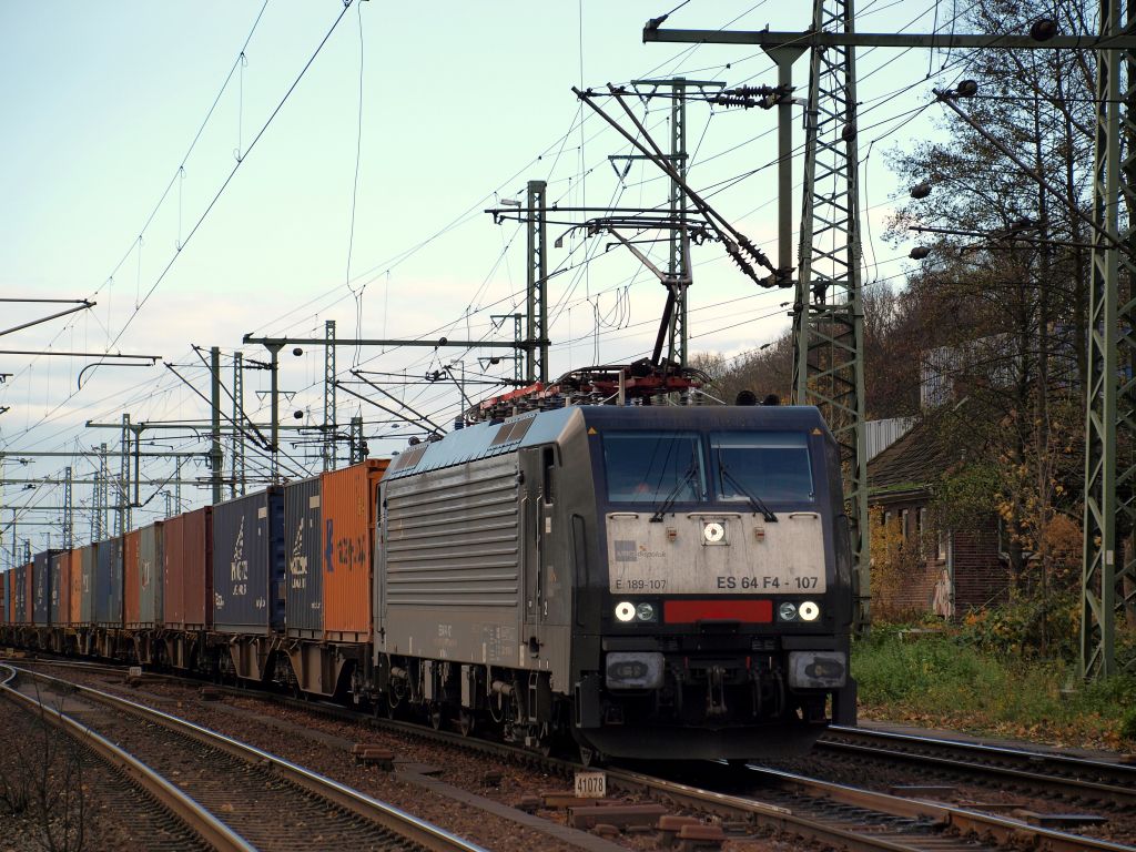 ES 64 F4-107 fuhr mit einem Containerzug durch den Harburger Bahnhof am 6.11.