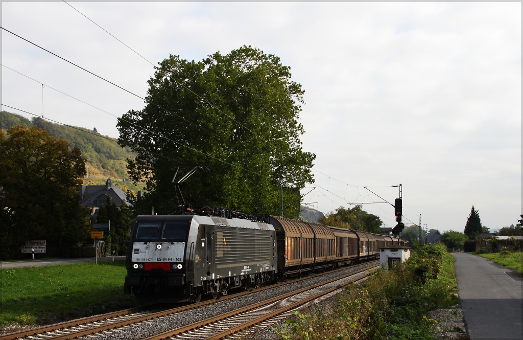 ES 64 F4-108 mit Ganzzug in Richtung Norden am 11.10.12 in Leutesdorf