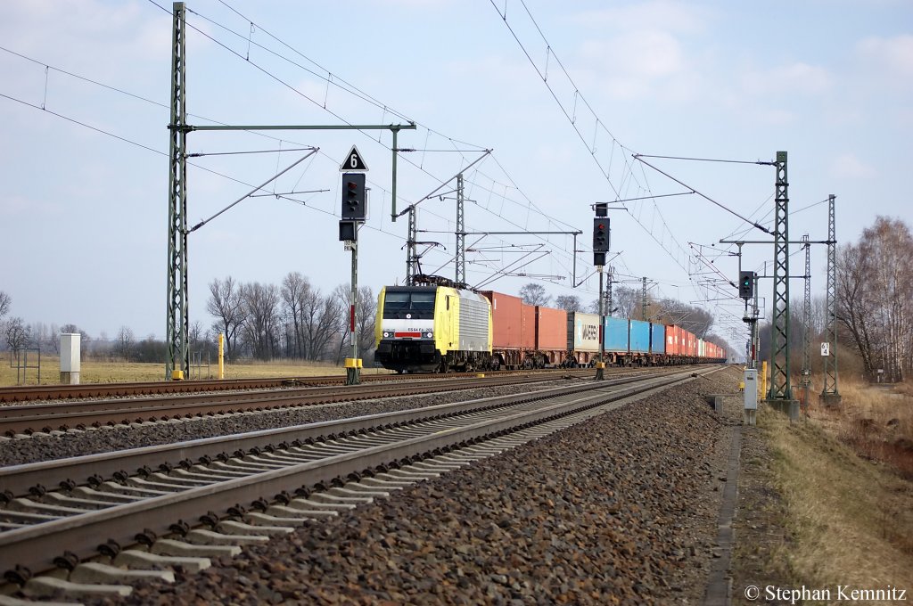 ES 64 F4 - 205 (189 205-8) von der MRCE in Dienst fr die ITL mit Containerzug in Friesack(Mark) nach Hamburg Waltershof Terminal unterwegs. 22.03.2011