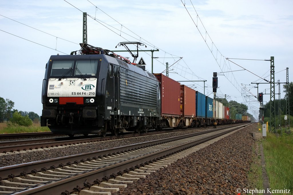 ES 64 F4 - 210 (189 210-8) MRCE im Dienst fr die ITL mit einem Containerzug in Friesack(Mark) in Richtung Neustadt(Dosse) unterwegs. Netten Gru zurck! 26.05.2011