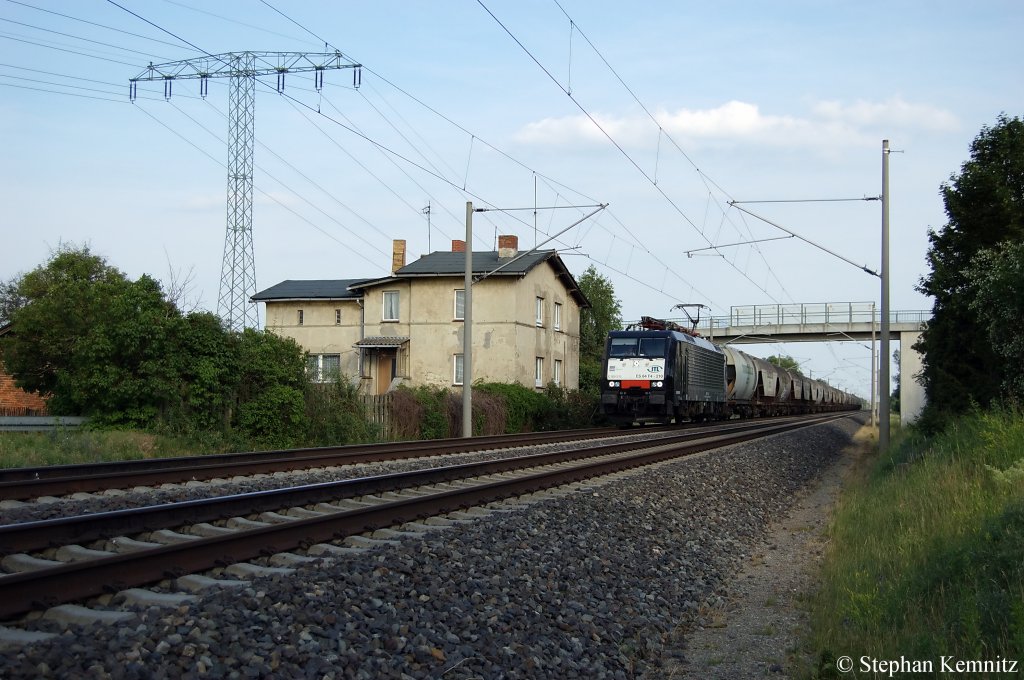 ES 64 F4 - 210 (189 210-8) MRCE im Dienst fr ITL mit Getreidezug in Vietznitz in Richtung Friesack unterwegs. 15.06.2011