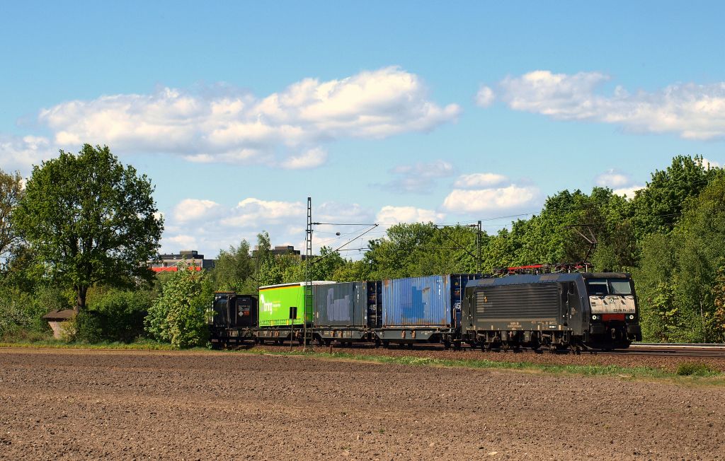 ES 64 F4-280 pollterte mit einem Bring-Logistic Zug durch Halstenbek am 1.5.11