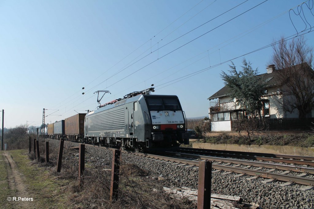 ES 64 F4 285 mit Containerzug bei Oestrich - Winkel. 05.03.13