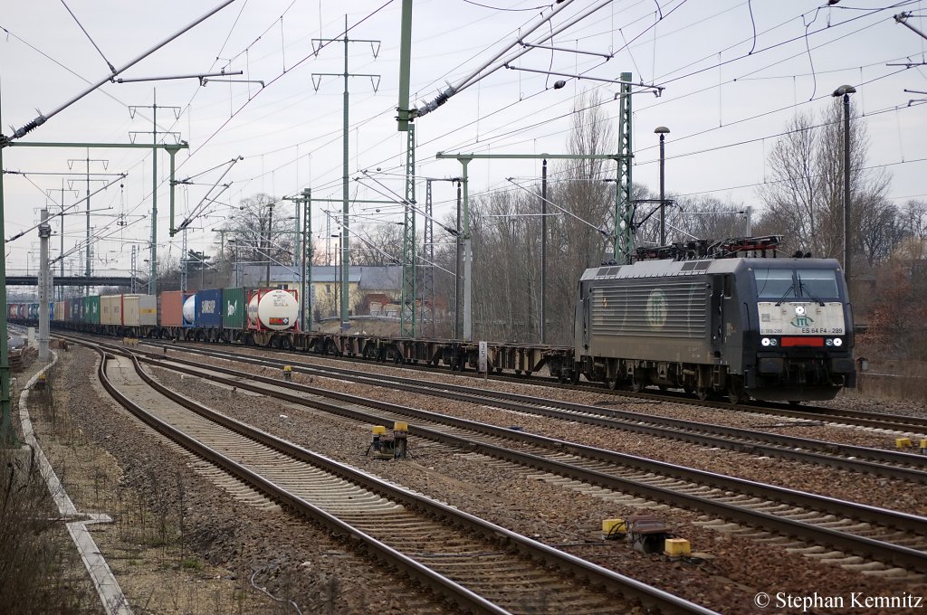 ES 64 F4 - 289 (189 289-2) von der MRCE im Dienst fr die ITL mit einem Containerzug in Berlin Schnefeld Flughafen in Richtung Grnauer Kreuz unterwegs. 10.02.2011