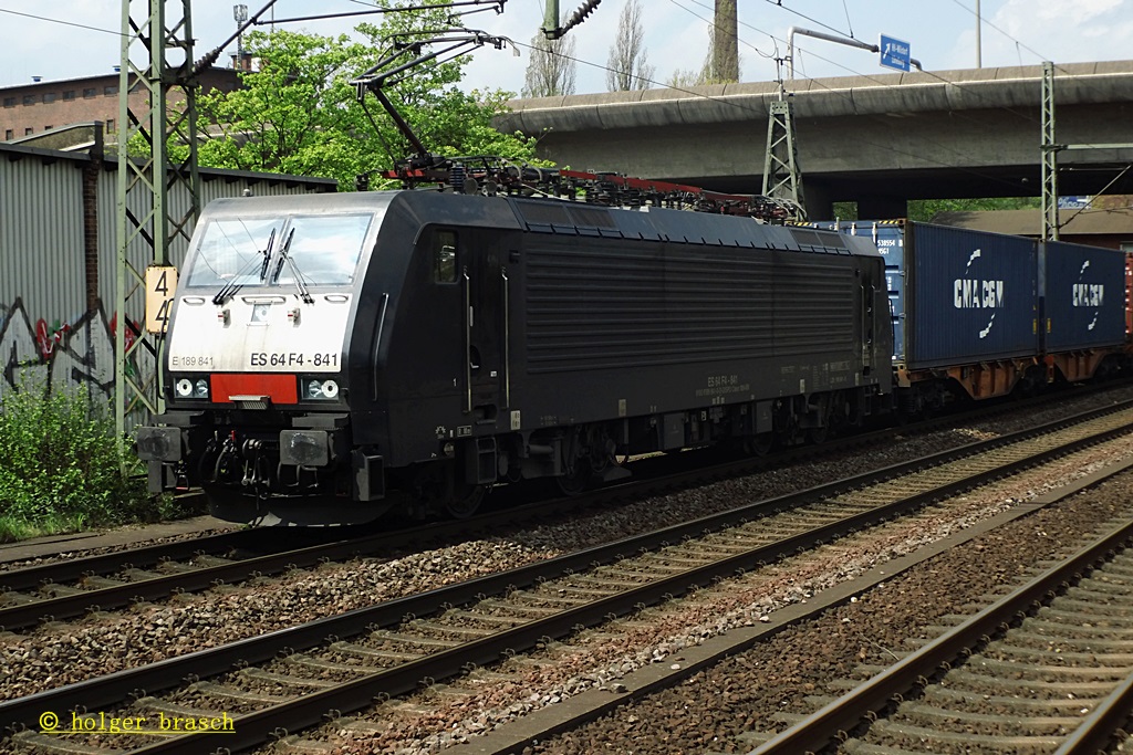 ES 64 F4-841 fuhr mit einen containerzug am 17.05.13 durch bhf harburg