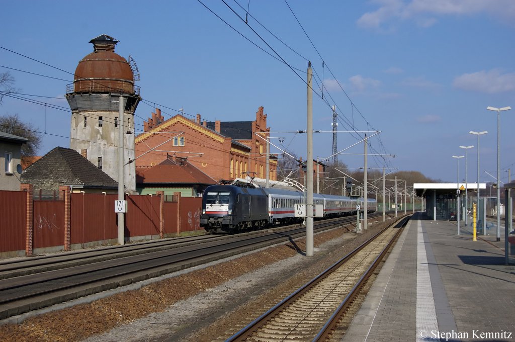 ES 64 U2 - 001 (182 501-7) MRCE die fr DB Fernverkehr fhrt mit dem IC 1923 von Berlin Sdkreuz nach Kln Hbf in Rathenow. 27.03.2011