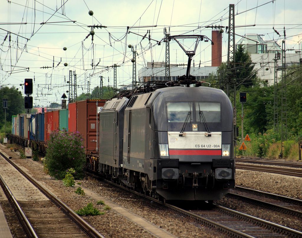 ES 64 U2-004 zog einen Containerzug durch die S-Bahn Station Mnchen-Heimeranplatz am 3.8.10.