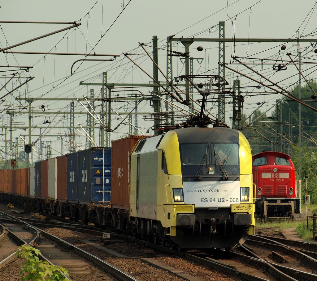 ES 64 U2-008 von Boxpress rollte mit einem langen Containerzug durch Harburg am 21.5.11.