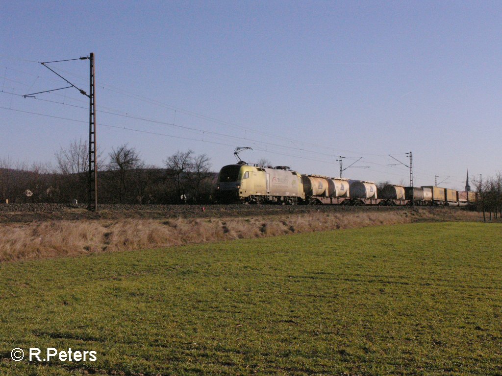 ES 64 U2 011 zieht bei Thngersheim ein Wechselpritschenzug.16.02.08
