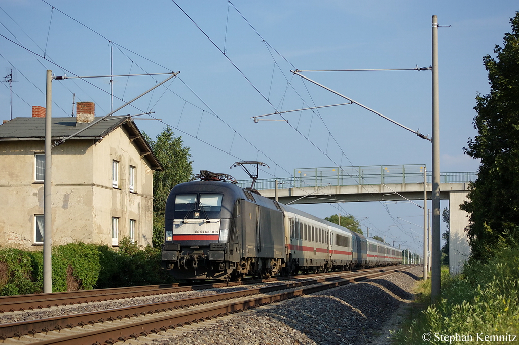 ES 64 U2 - 014 (182 514-0) MRCE im Dienst fr DB Fernverkehr AG mit dem EC 174 von Budapest-Keleti pu nach Hamburg-Altona in Vietznitz. 03.08.2011