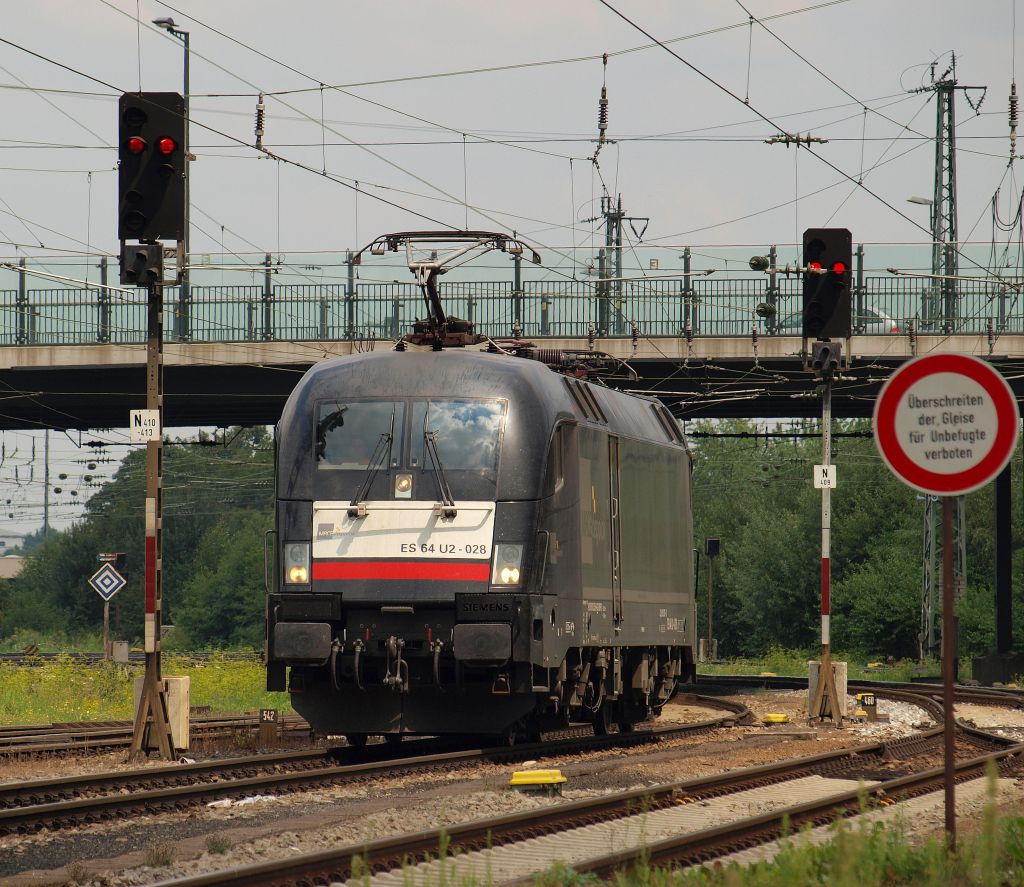 ES 64 U2-028 kuppelte an das andere Ende des Autozuges an. Landshut 28.7.11.