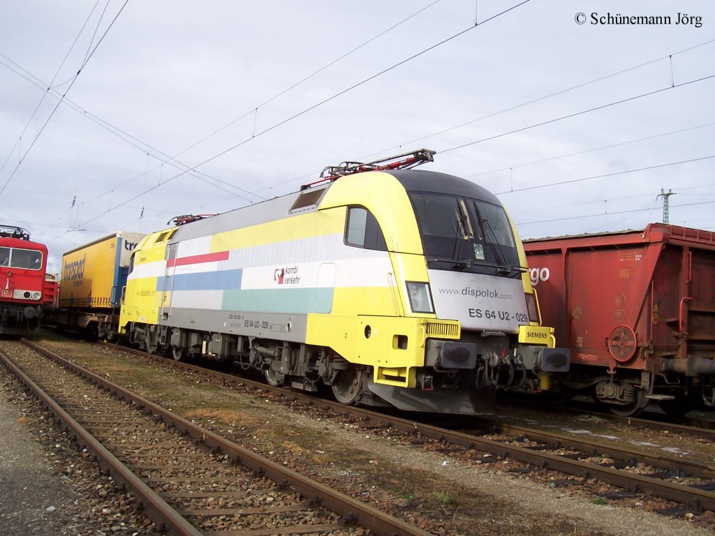 ES 64 U2 - 029 182 529 kombi verkehr am 12.02.2005 in Mnchen Ost Rangierbahnhof