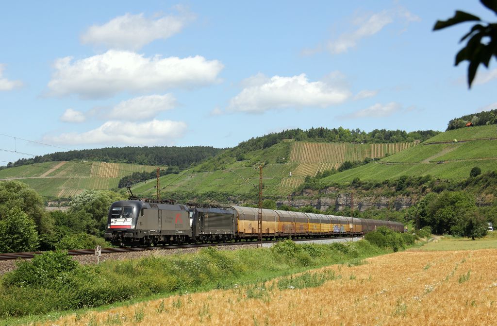 ES 64 U2-029 rauschte mit 189 923 und einem aus ARS Altmannwagen bestehenden Ganzzug als DGS 75739 nach Mnchen-Milbertshofen durch Himmelstadt am 22.6.12.
