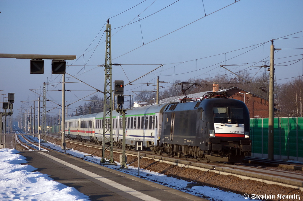 ES 64 U2 - 036 (182 536-3) MRCE Dispolok GmbH fr DB Fernverkehr AG mit dem EC 249  WAWEL  von Hamburg Hbf nach Krakow Glowny in Rathenow. 06.02.2012