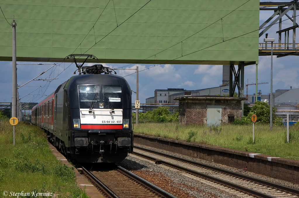 ES 64 U2 - 037 (182 537-1) MRCE Dispolok GmbH fr DB Regio AG - Regio Sdost - Erfurt mit der RB20 (RB 16320) von Halle(Saale)Hbf nach Eisenach in Leuna Werke Sd. 12.06.2012