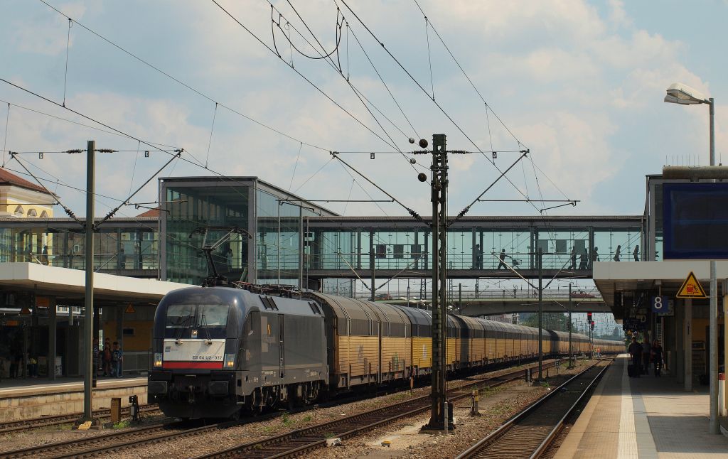 ES 64 U2-037 fuhr mit einem langen Autozug durch den Regensburger Hauptbahnhof am 28.7.11.