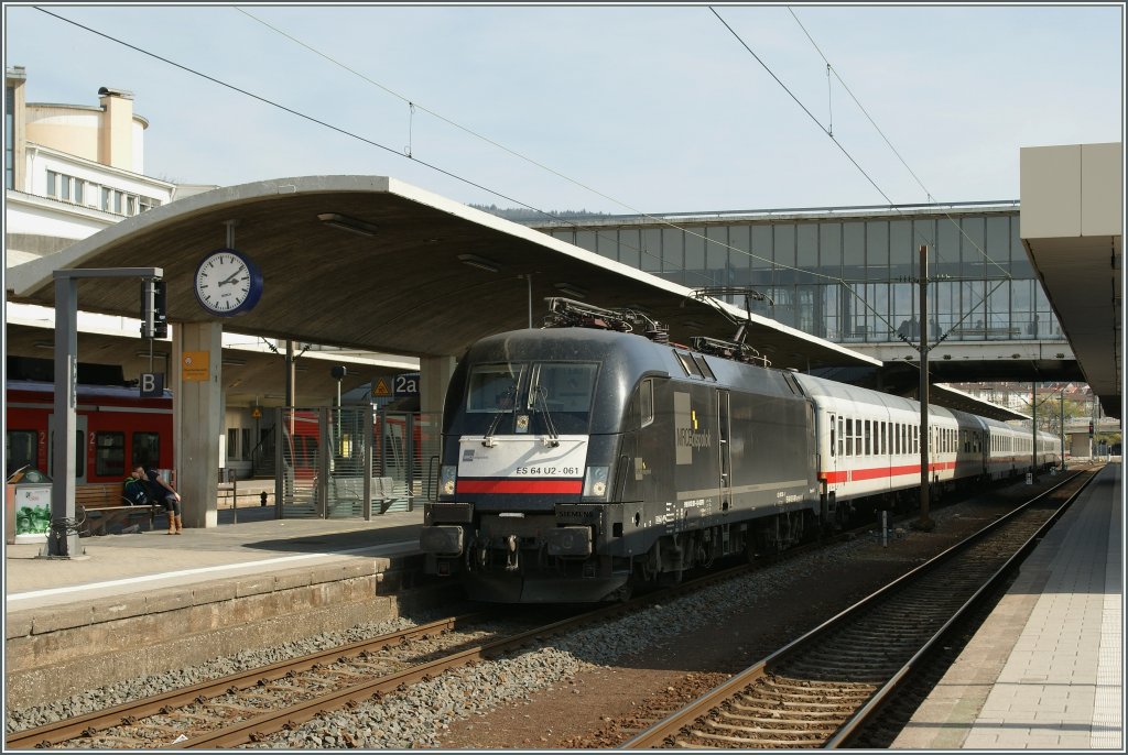 ES 64 U2 - 061 mit einem IC in Heidelberg. 
28.03.2012