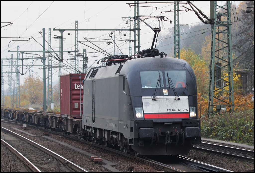 ES 64 U2-065 mit schwach ausgelastetem Containerzug am 04.11.11 in Hamburg Harburg