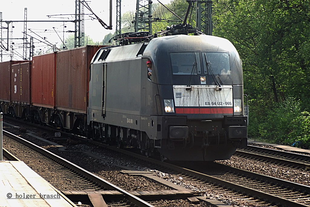 ES 64 U2-065 der mrce fhrt mit einen containerzug am 11.05.13 durch harburg bhf  