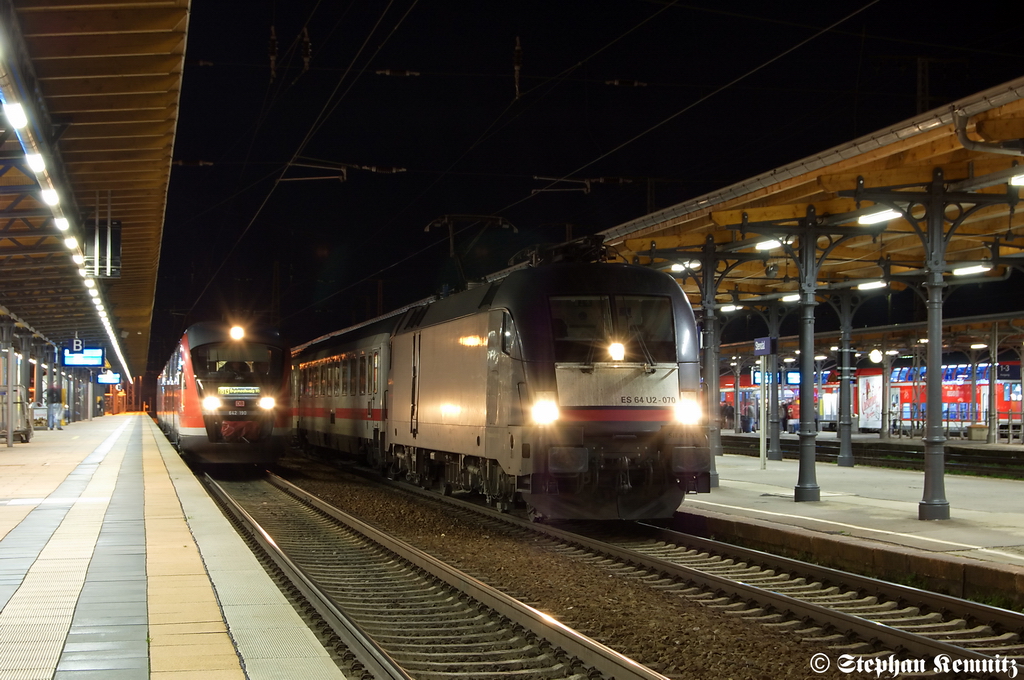 ES 64 U2 - 070 (182 570-2) MRCE Dispolok GmbH fr DB Fernverkehr AG mit dem EC 248 von Krakow Glowny nach Hamburg-Altona in Stendal. Daneben die 642 190 als RB13 (RB 27890) von Stendal nach Braunschweig Hbf. 06.01.2012