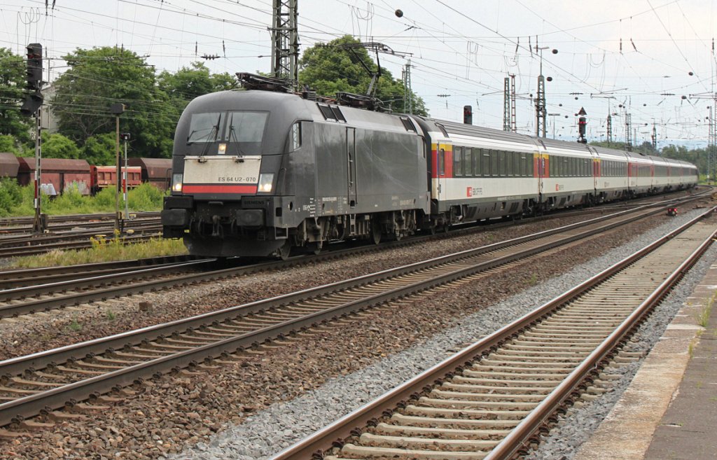 ES 64 U2-070 mit EC in nrdlicher Richtung in Neuwied. Sieht man sonst fast nie mit Fernverkehr in Neuwied...Hatte dochn guten Riecher gehabt an dem Tag... (Neuwied, 26.06.2013)