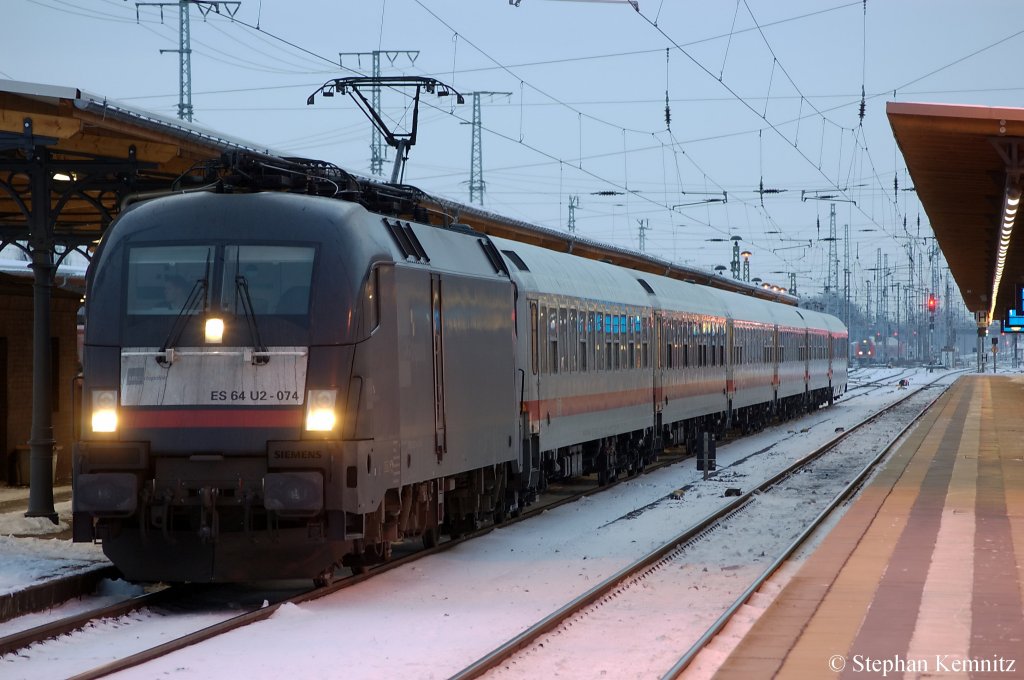 ES 64 U2 - 074 (182 574-4) der MRCE im Dienst fr die DB, mit dem IC 1926 nach Berlin Sdkreuz in Stendal. 10.12.2010