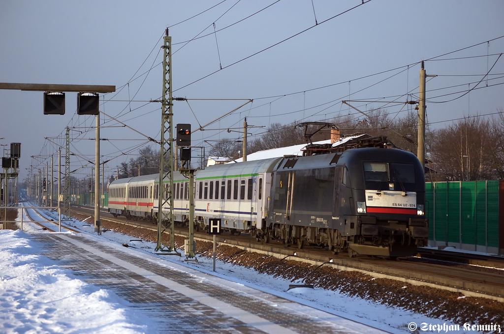 ES 64 U2 - 074 (182 574-4) MRCE Dispolok GmbH fr DB Fernverkehr AG mit dem EC 249 von Hamburg Hbf nach Krakow Glowny in Rathenow. 30.01.2012