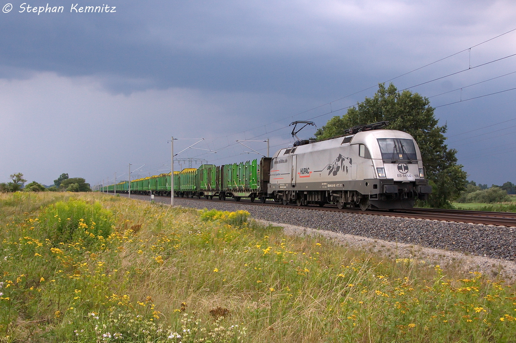 ES 64 U2 - 100 (182 600-7) Hupac fr Raildox GmbH & Co. KG mit einem leeren Holzzug in Vietznitz und fuhr in Richtung Nauen weiter. Sie kam wenig spter als Lz wieder zurck. Netten Gru an den Tf! 10.08.2013