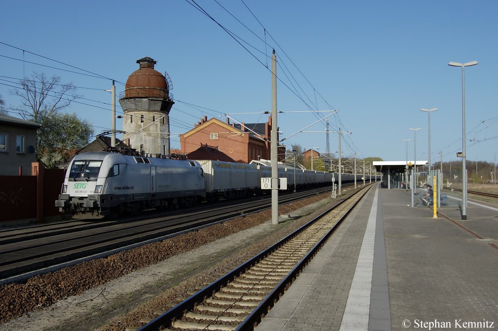 ES 64 U2 - 101 (182 601-5) Hupac im Dienst fr Raildox/SETG mit Hackschnitzelzug in Rathenow in Richtung Stendal unterwegs. 10.04.2011