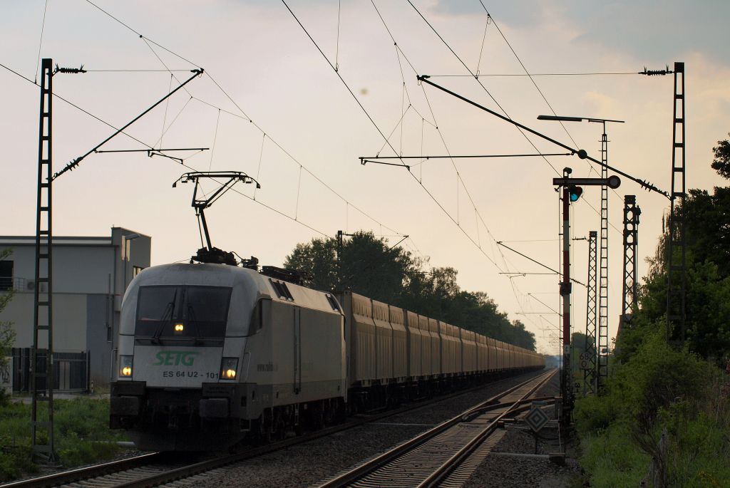 ES 64 U2-101 von Raildox rollte mit dem DGS 75255 nach Stendal-Niedergrne durch Forchheim bei Karlsruhe am 26.4.11.