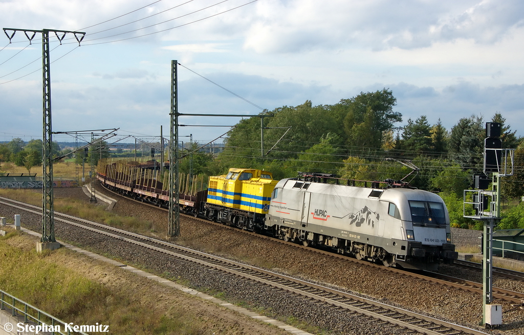 ES 64 U2 - 102 (182 602-3) SETG - Salzburger Eisenbahn TransportLogistik GmbH eingestellt bei Raildox GmbH & Co. KG, mit der Wagenlok Kube Con 03 (202 494-1) und einem leeren Holzzug, steht am roten Signal in Stendal Ortsteil Wahrburg und wartet auf die Ankunft des verspteten IC 143 und fuhr nach dem IC weiter in Richtung Rathenow. 03.10.2012